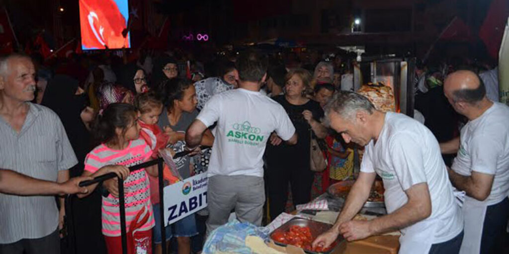 Askon Samsun Cumhuriyet Meydanı’ında Direnişçilere döner ikram etti