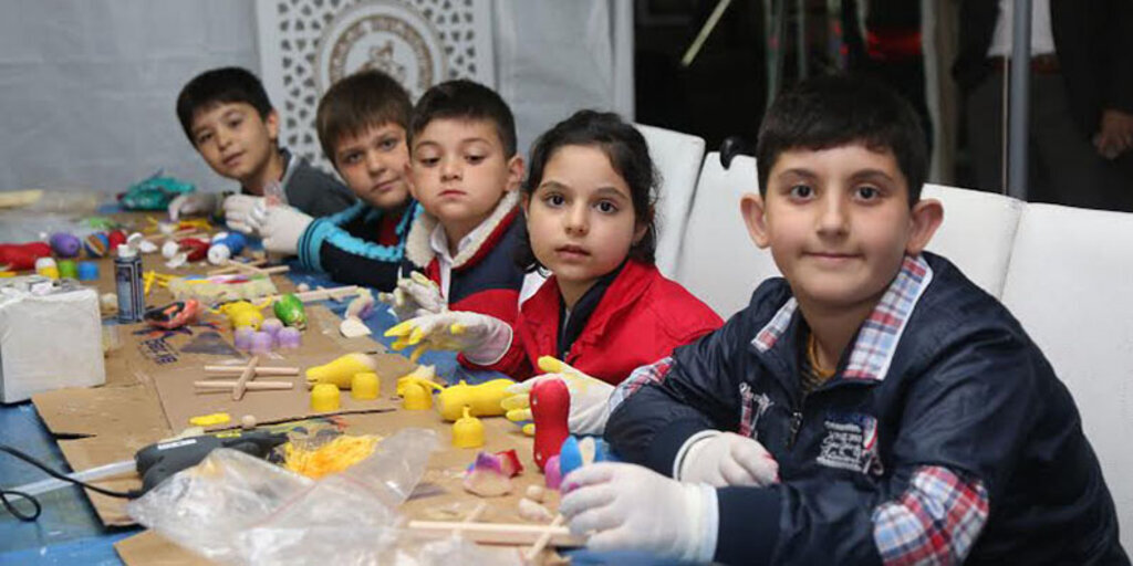 Atakumlu minikler kukla yapıyor..