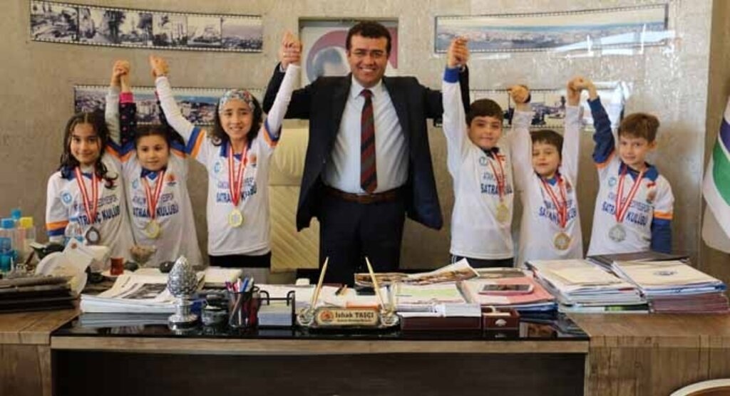 Atakum'un şampiyon miniklerine Başkan Taşçı'dan altın