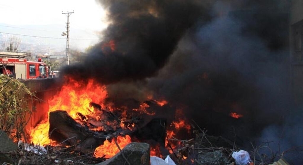 Atıl durumdaki lastik fabrikada yangın çıktı
