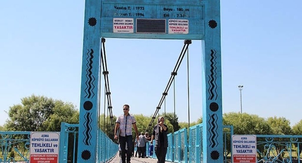 Avanos'taki asma köprüyü sallayanlara 88 lira ceza