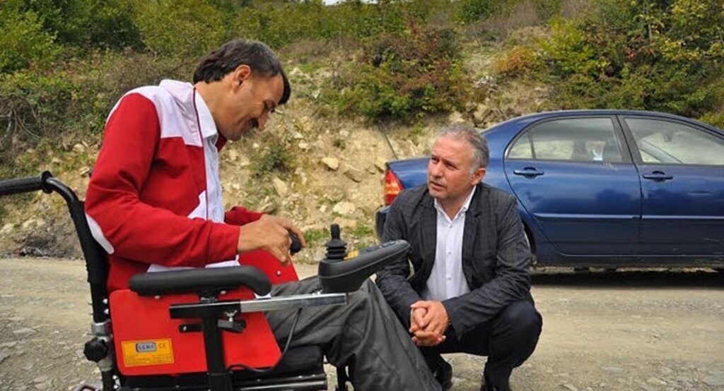 Ayvacık Belediyesi engelleri kaldırıyor