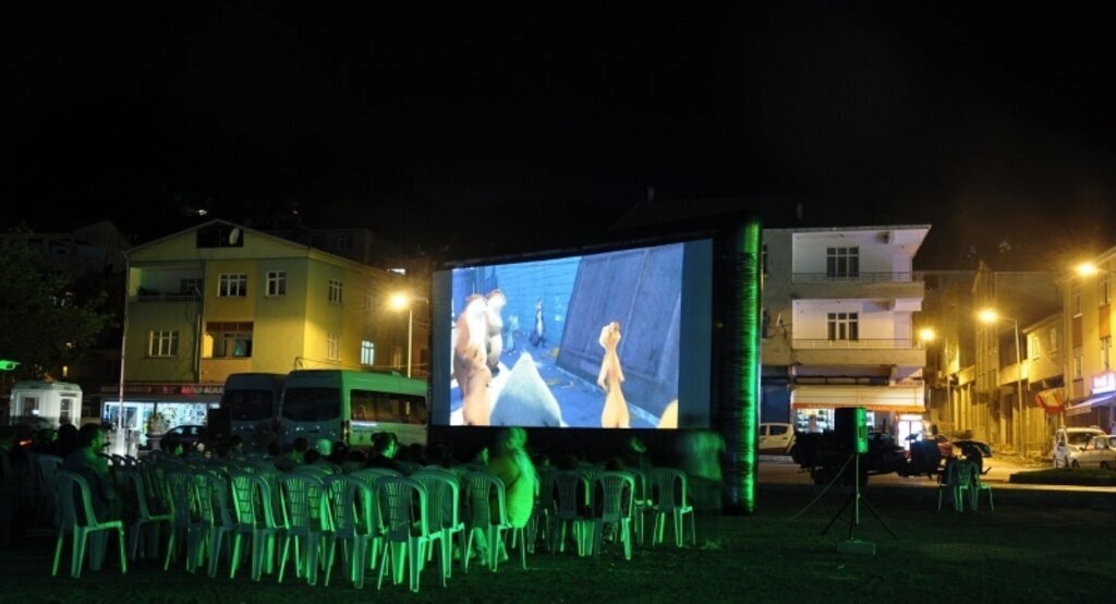 Ayvacık'da 1. Ayvacık açık hava sinema günleri start aldı