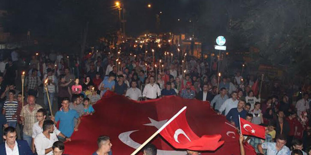 Ayvacık'ta geniş katılımlı meşale yürüyüşü yapıldı