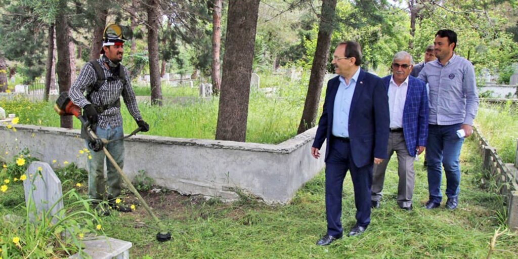 Bafra Asri Mezarlığı temizleniyor