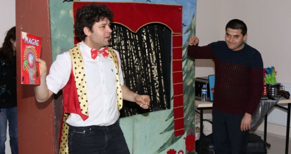 Bafra Belediyesi'nden otistik çocuklara tiyatro