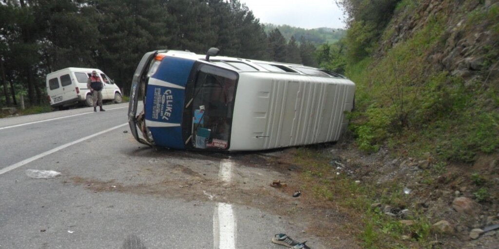 Bafra'da öğrenci servisi devrildi: 18 yaralı