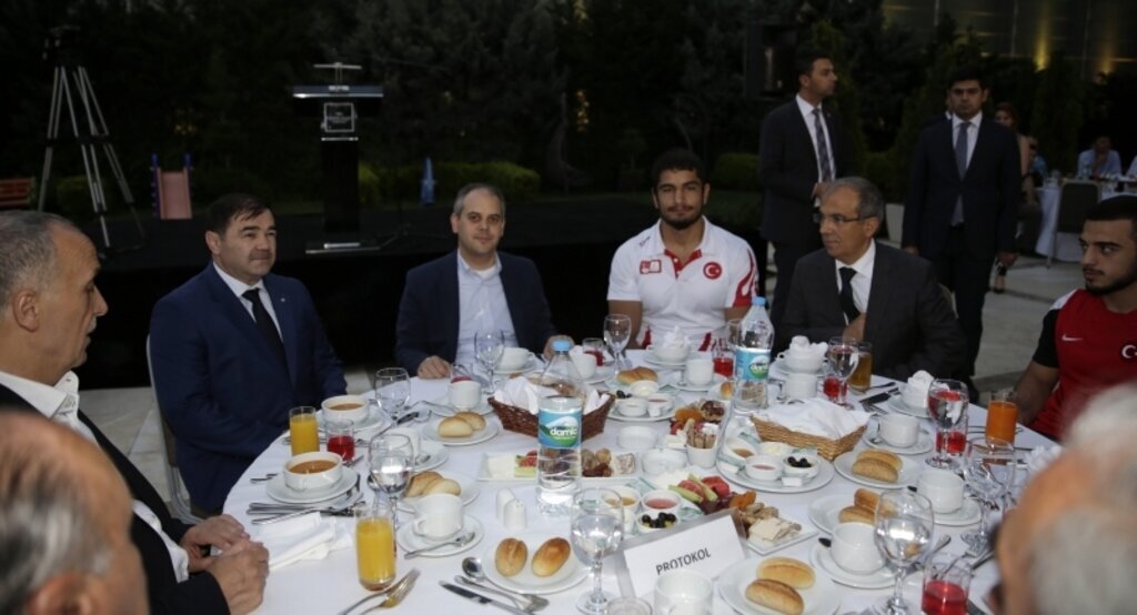 Bakan Çağatay Kılıç Güreş Federasyonunun itar yemeğine katıldı