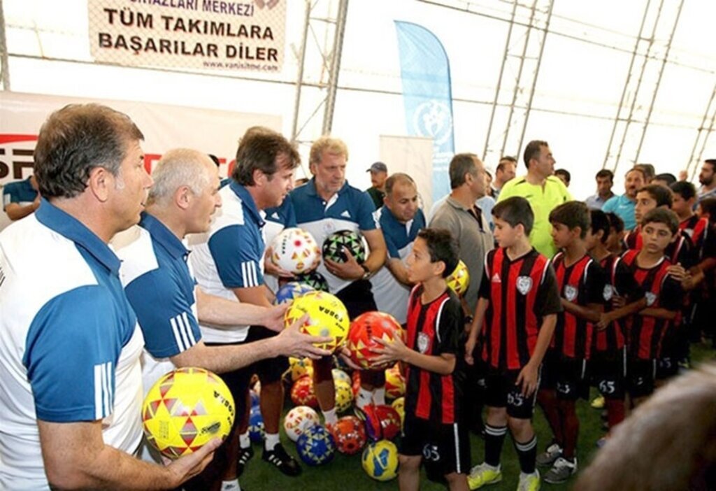 Bakan Çağatay Kılıç Ustalarla Sahaya İnecek