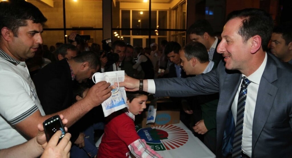 Bakan Kılıç ve Başkan Tok lokum-lokma dağıttı