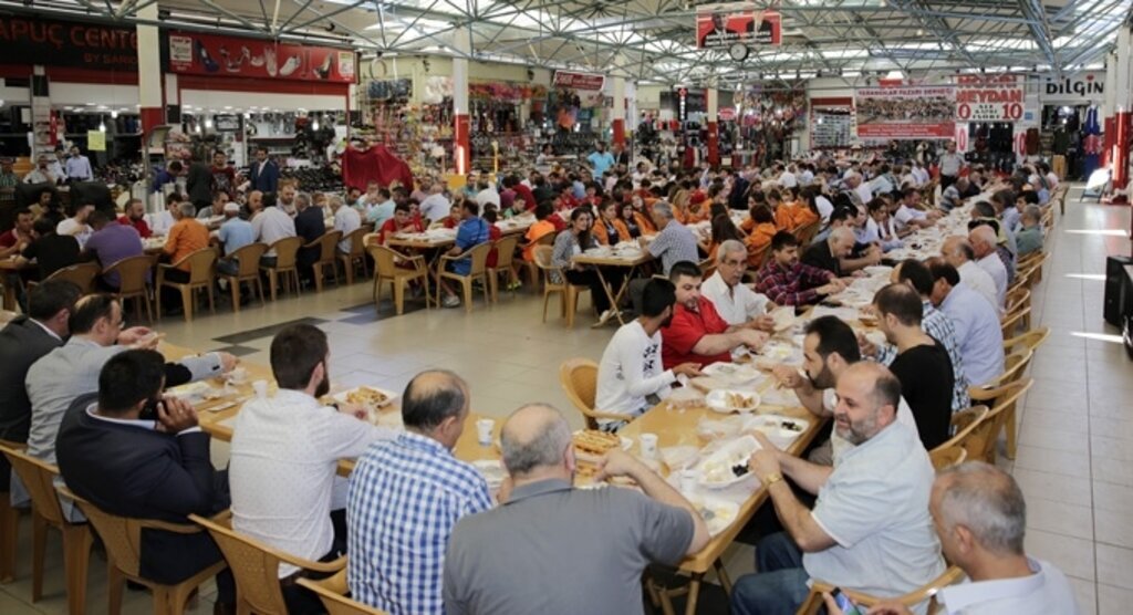 Bakan Kılıç Yabancılar Pazarı esnafı ile buluştu