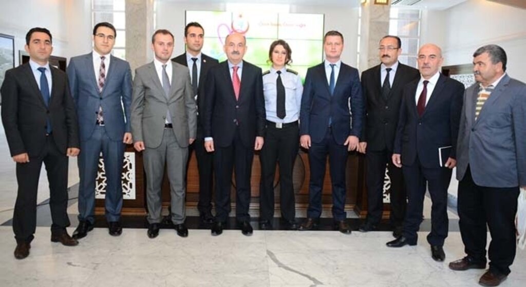 Bakan Müezzinoğlu, Bakanlık çalışanlarıyla bayramlaştı