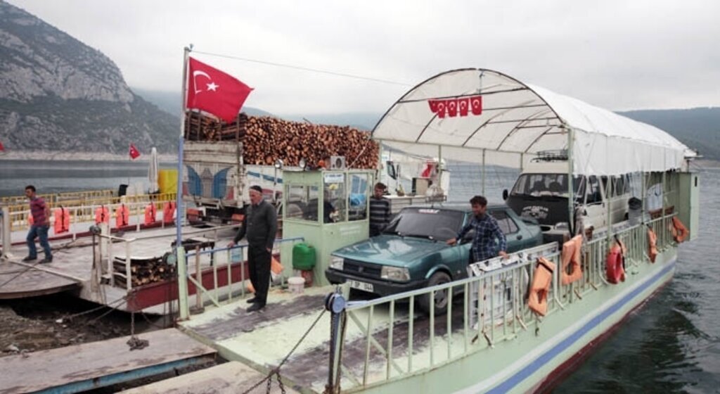 Baraj gölünde 'zor'unlu yolculuk