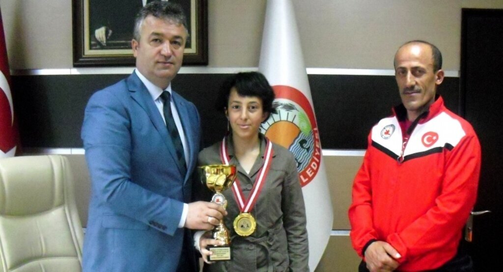 Başarılı sporcu Başkan Topaloğlu’nu ziyaret etti