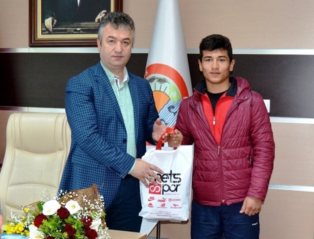 Başarılı Sporcudan Başkan Topaloğlu'na Ziyaret