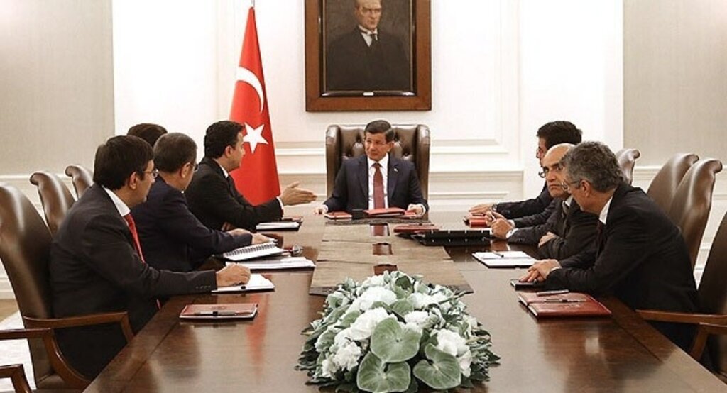 Başbakan Davutoğlu ekonomi kurmaylarıyla buluştu