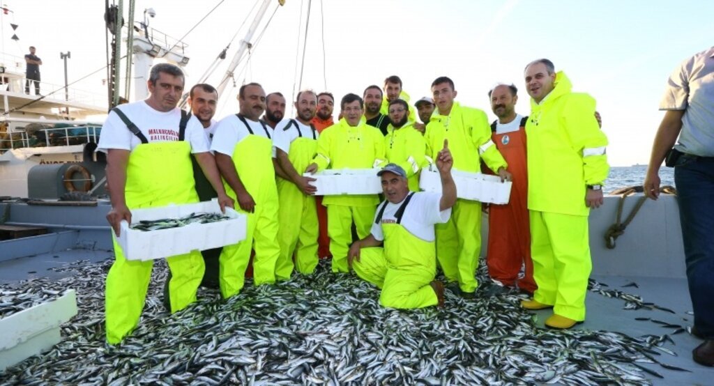 Başbakan Davutoğlu miting öncesi balık tutmak için denize açıldı