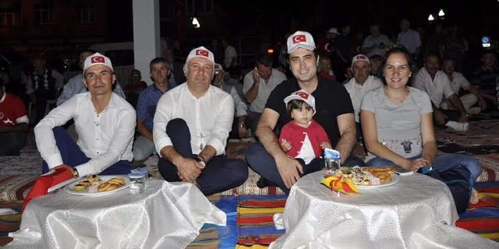 Başkan Belur Demokrasi nöbetinde ilçe halkı ile beraber kent meydanındaydı