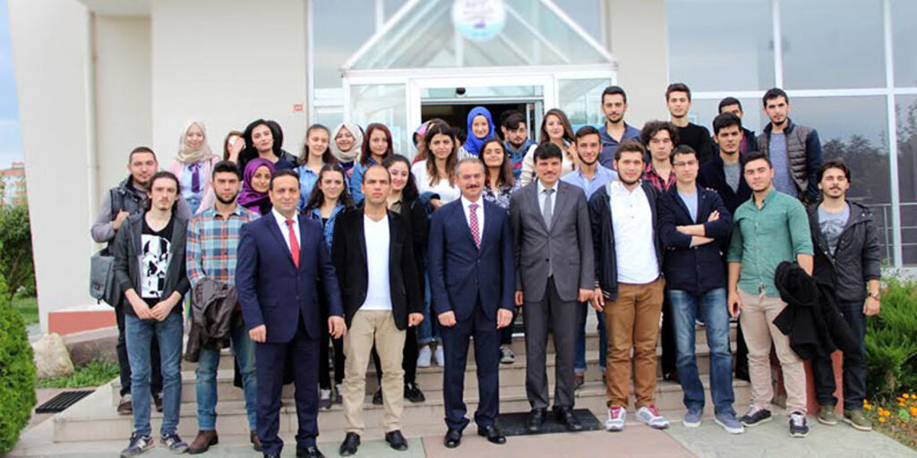 Başkan Dündar, hukuk fakültesi öğrencileriyle bir araya geldi