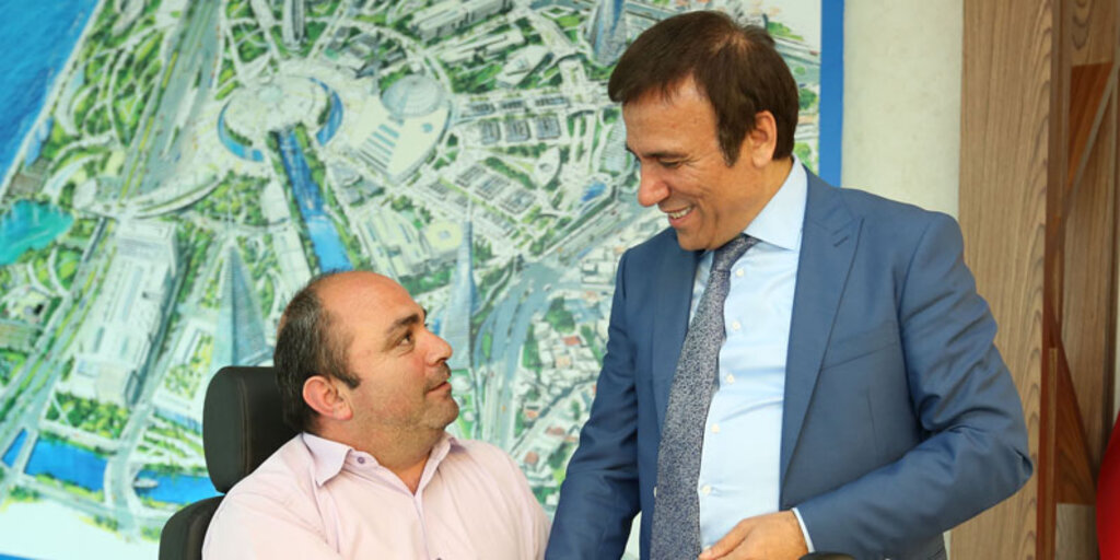 Başkan Genç engelli vatandaşa akülü araba hediye etti