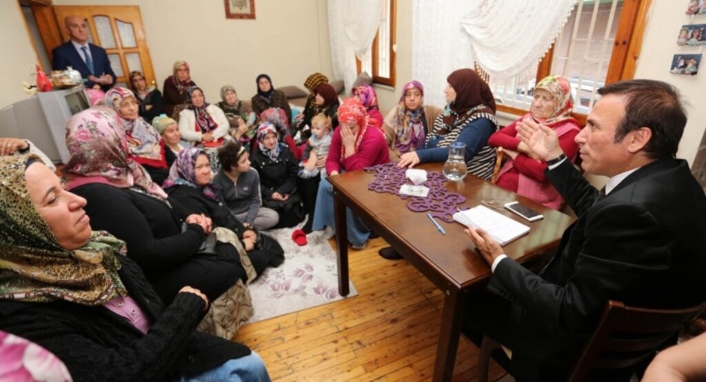 Başkan Genç ev ev dolaşarak AK Parti’ye destek istiyor