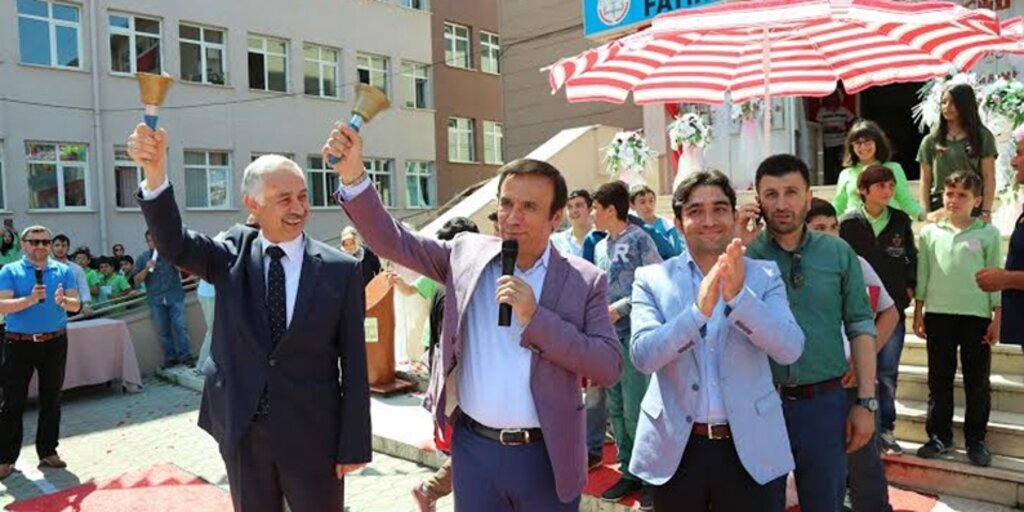 Başkan Genç öğrencilerin karne heyecanına ortak oldu