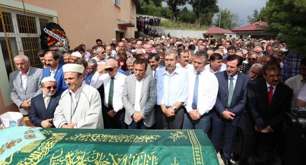 Başkan Genç’ten annesine son görev