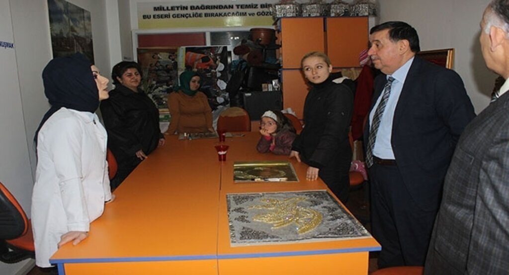Başkan İkiz alüminyum folyo kabartma kursunu ziyaret etti