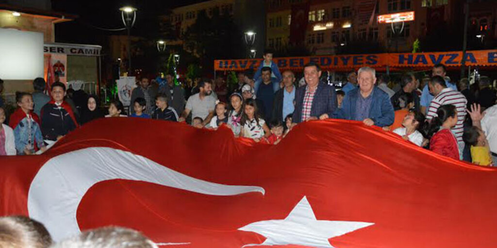 Başkan İkiz Havza'lı çocuklarla bayrak salladı