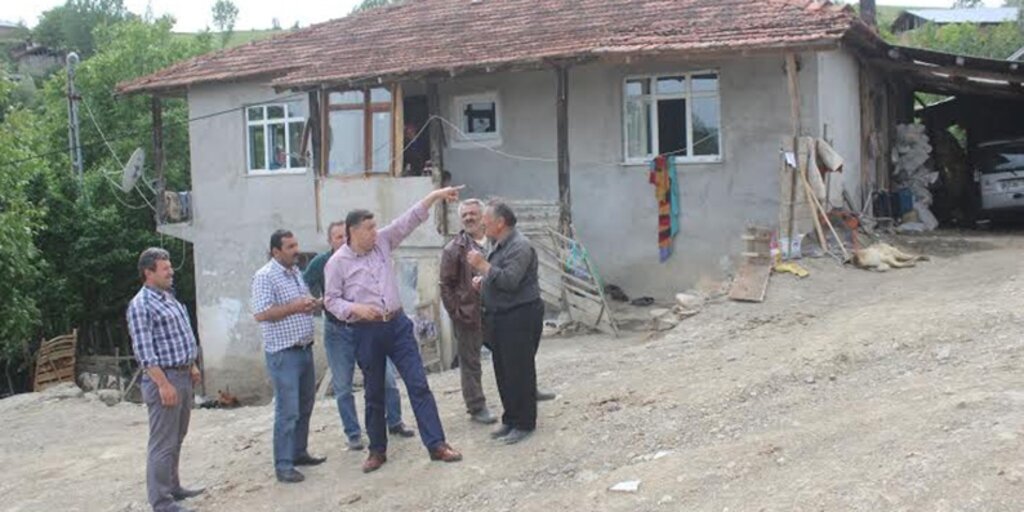 Başkan İkiz mahallede yapılacak yol çalışmasını inceledi