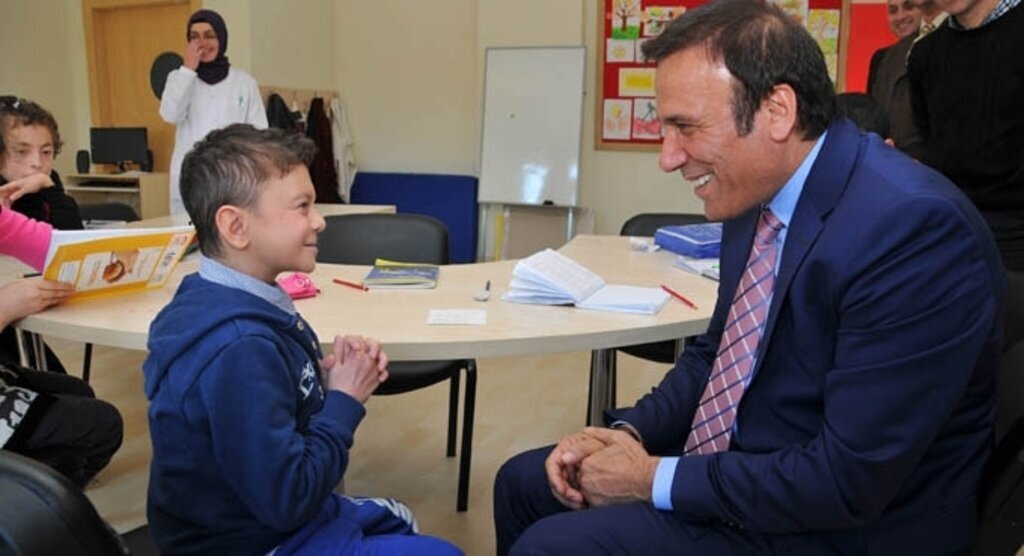 Başkan Osman Genç aşure dağıttı, otistik çocukları ziyaret etti