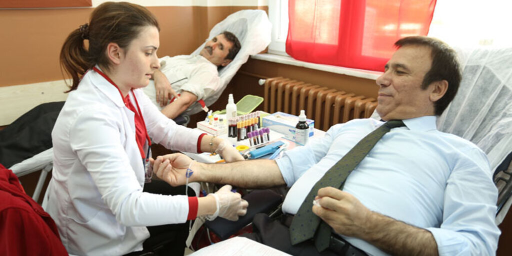 Başkan Osman Genç kan bağışladı