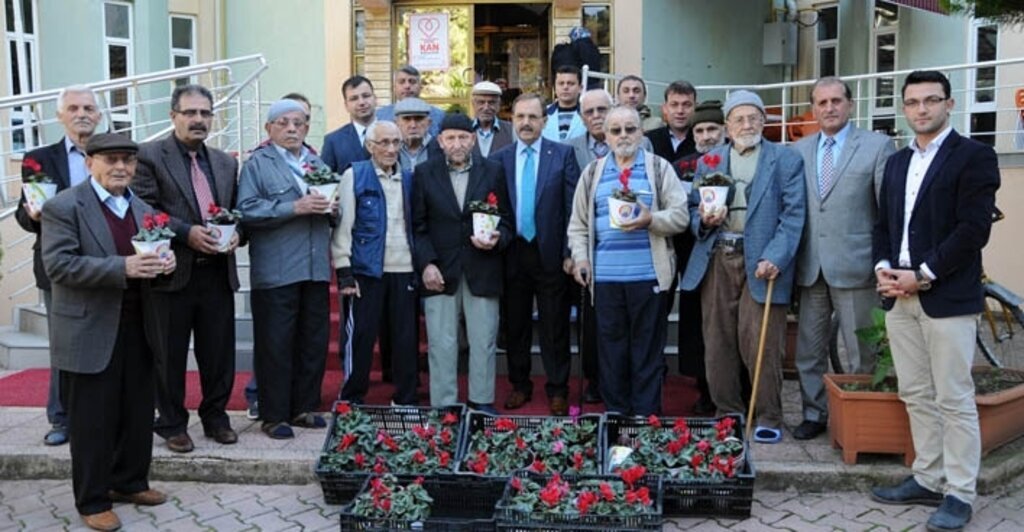 Başkan Şahin, huzurevi’nde yaşlılarla çiçek dikti