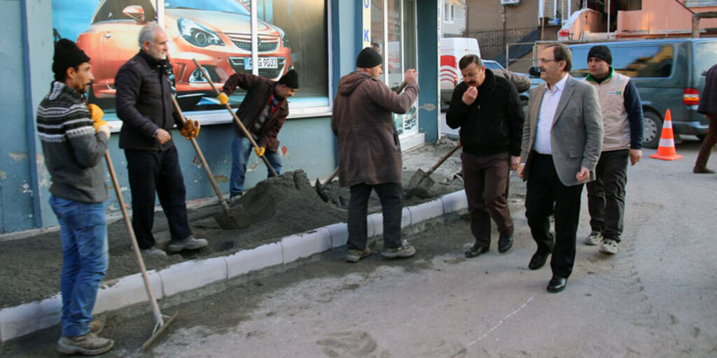 Başkan Şahin kaldırım çalışmalarını yerinde inceledi
