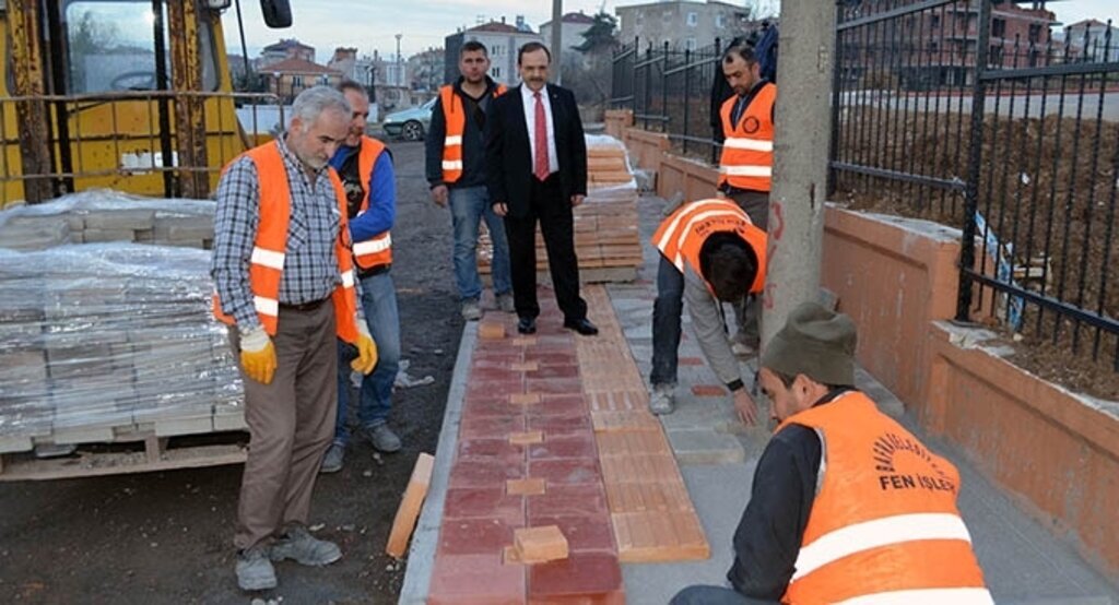 Başkan Şahin kaldırım çalışmalarını yerinde inceledi