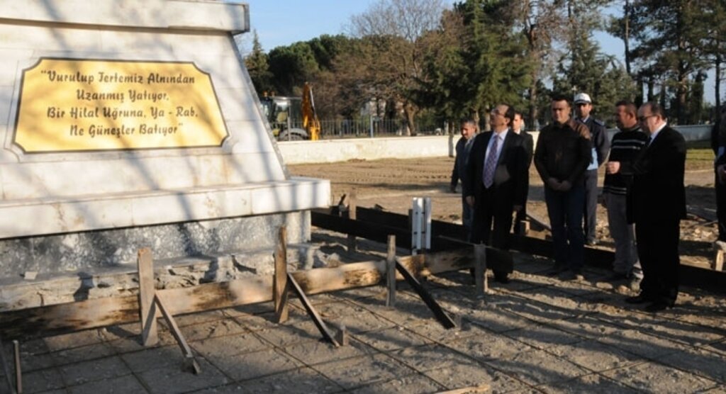 Başkan Şahin Şehitlikdeki çalışmaları yerinde inceledi