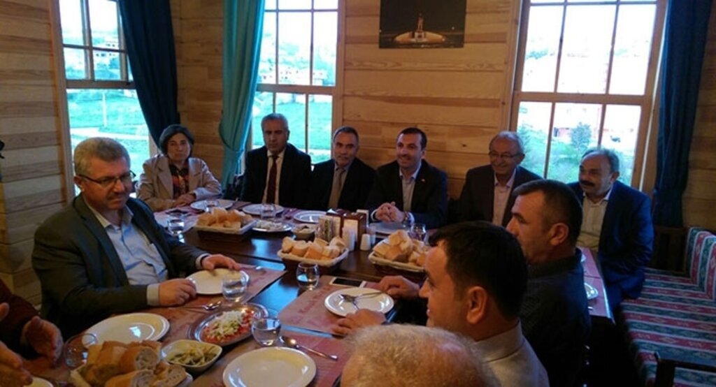 Başkan Sarıcaoğlu, Müteahhitlerle toplantı yaptı