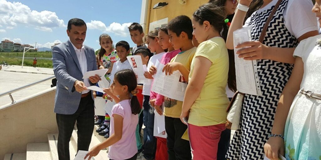 Başkan Sarıcaoğlu, Öğrencilerin Karne Sevincini Paylaştı