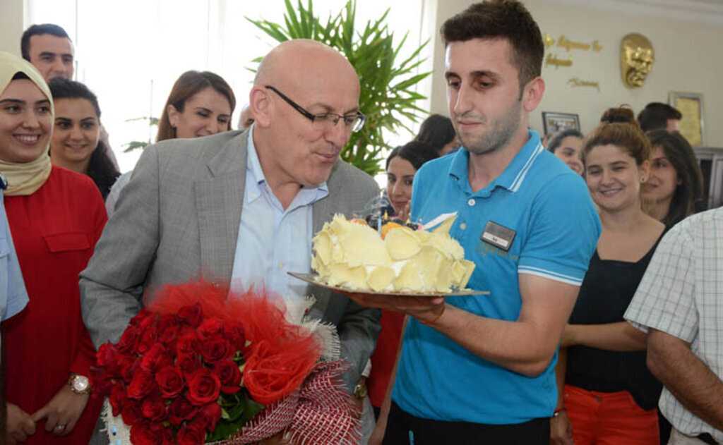 Başkan Şenol Kul’a belediye personelinden doğum günü sürprizi