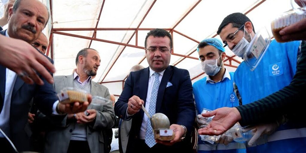 Başkan Taşçı aşure dağıttı