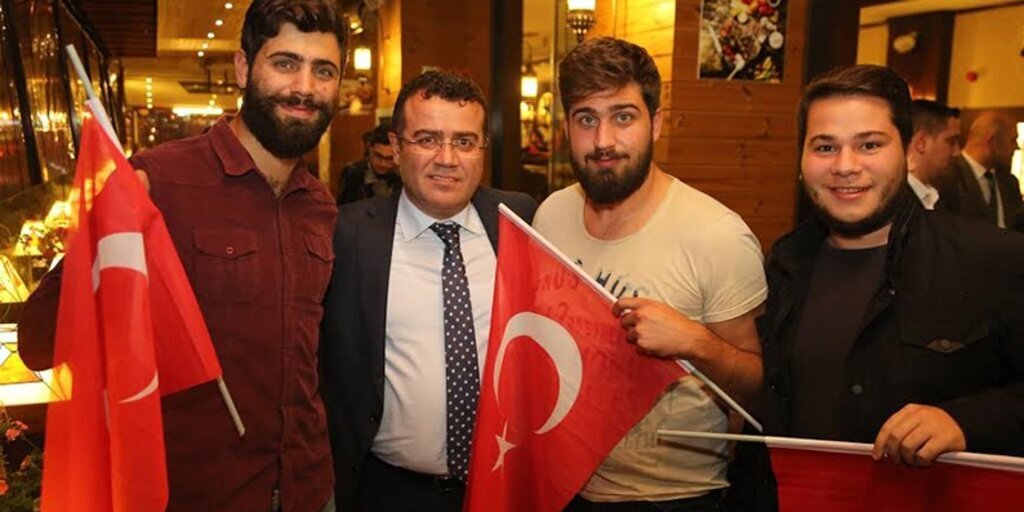 Başkan Taşçı bayrak dağıttı