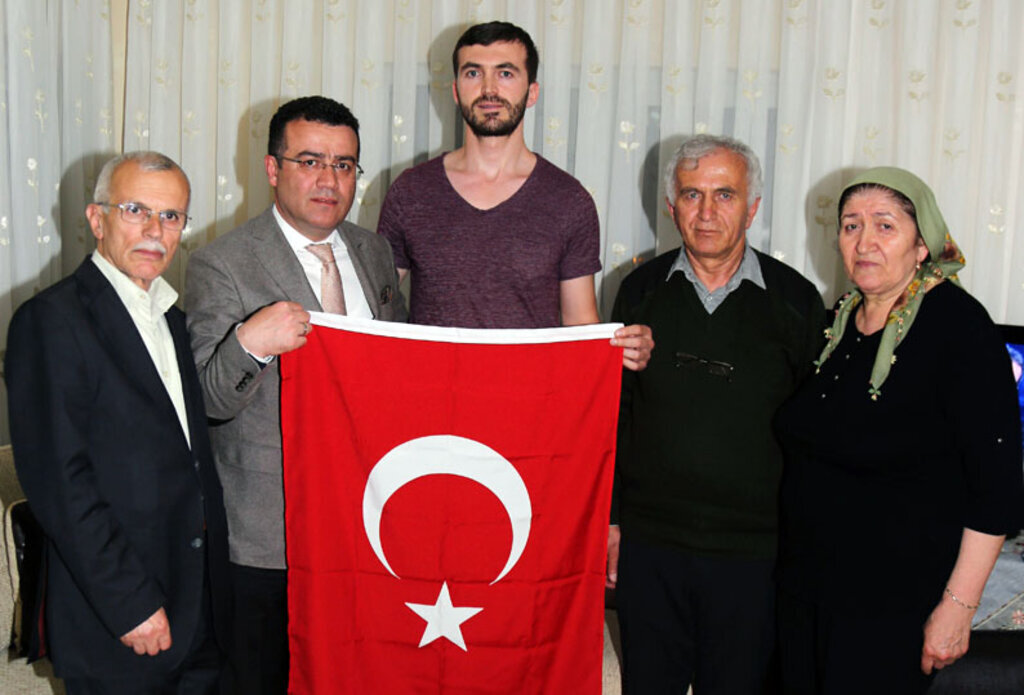 Başkan Taşçı, GATA’da tedavisinin ardından evine dönen Gazi Keskin'i ziyaret etti