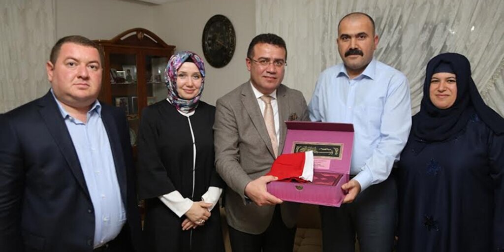 Başkan Taşçı hacıları ziyaret ederek bayrak hediye etti