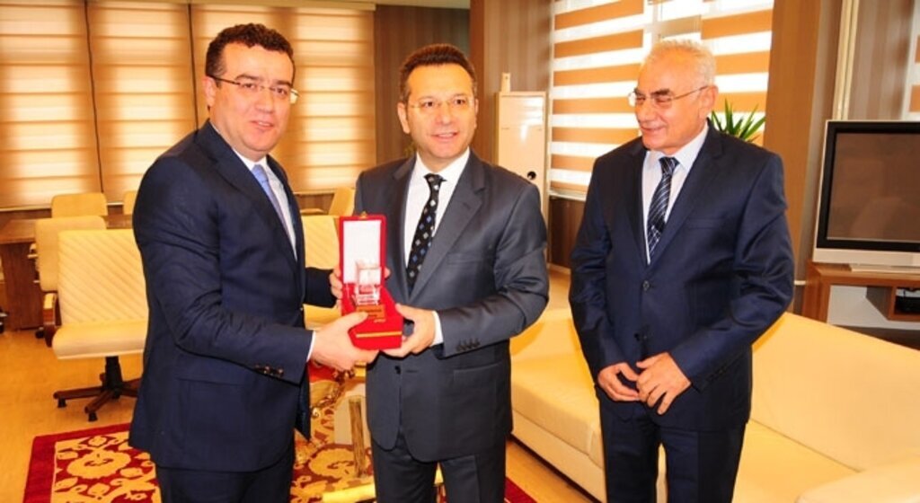 Başkan Taşçı'dan Vali Aksoy'a Plaket