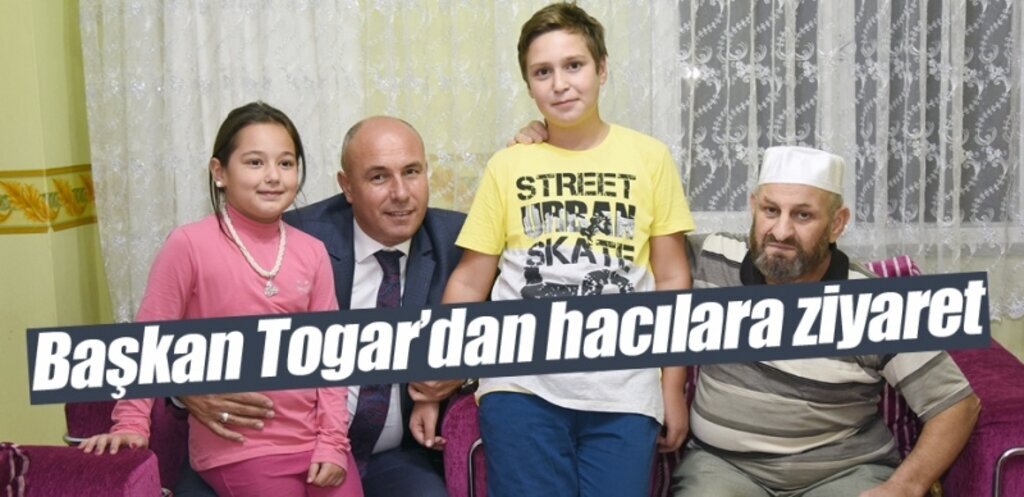 Başkan Togar hacıların hayır dualarını alıyor