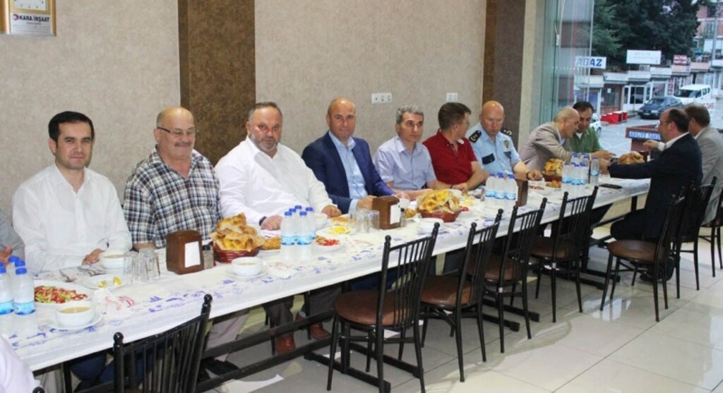 Başkan Togar İlçe Protokolü ve Muhtarlarla iftar yemeğinde bir araya geldi