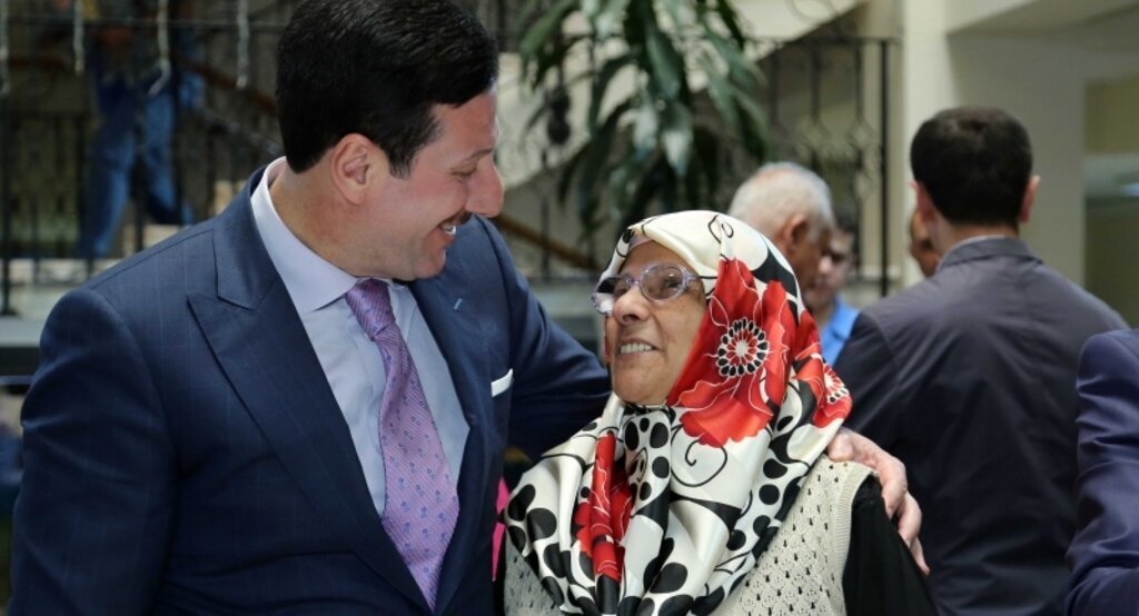 Başkan Tok Huzurevi Annelerin yüzlerini güldürdü