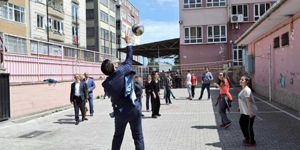 Başkan Tok Öğrencilerle voleybol oynadı