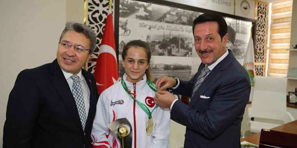 Başkan Tok Sporcusu Hamide Yavuzla Gururlandı 