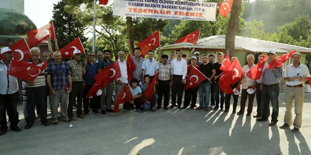 Başkan Tok'a Türk bayraklı karşılama